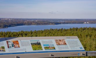 Umfeldtafeln auf dem Wietkiekenbergturm, Foto: Martin Karnbach, Lizenz: Gemeinde Schwielowsee